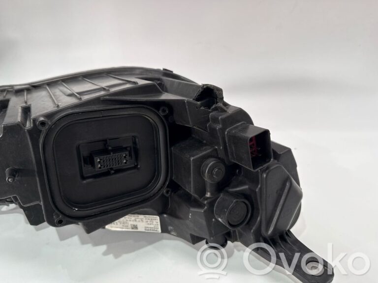 2616a767cbf6fe7666d41a017ba41a7a-60b11b2fd8316b14608fbed946cde60b_headlight_headlamp