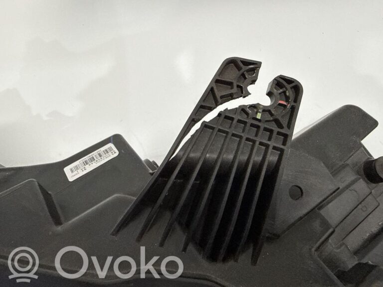 2bc5341409860ee5a8537267dc781ba2-a100f416f35e30452eb948ce0d54b575_headlight_headlamp