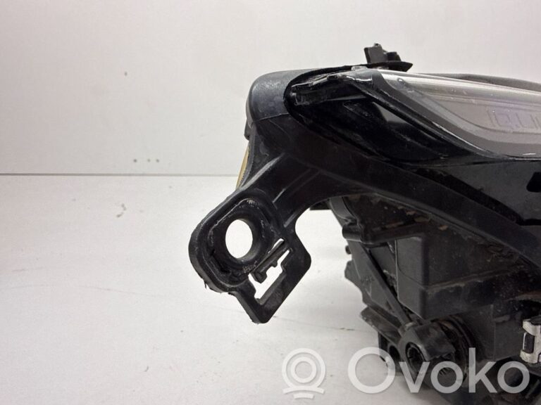 77c643af1fa3209423fbb8e42bca57ff-858ab1f7f2a3c2cd4015eefe166c334c_headlight_headlamp