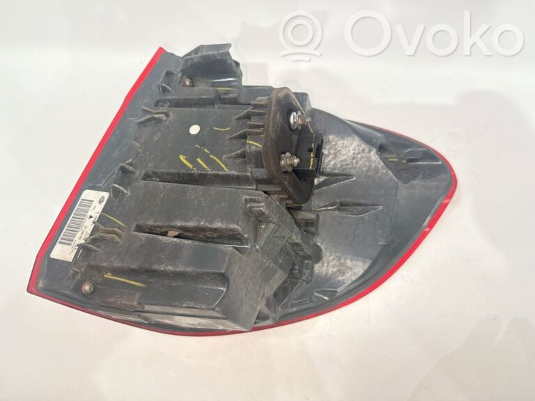 f088fa1f53869ff237ad3ec7f9eebd6c-fa9a6da30ee88d1b532c48655132b1ac_rear_tail_lights