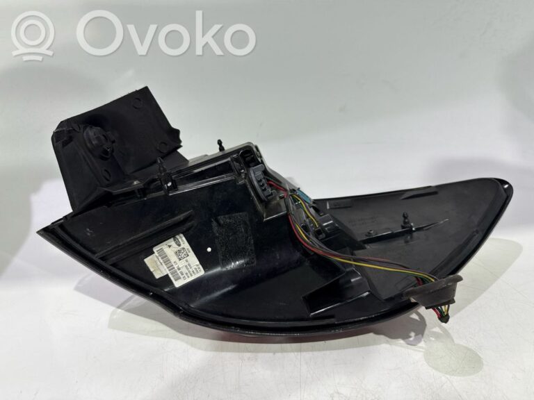 f6dee0ab81cef0c5409187dc88a2bf65-eaa2599b4bf7cdf6b72759181992f671_rear_tail_lights