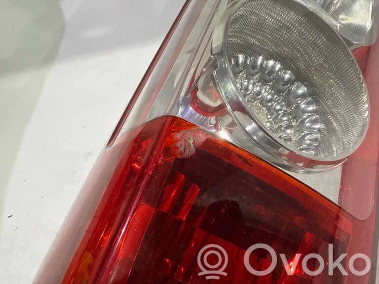 f995f5bc1456a34d3fb3cdc333856794-ca7d24929f49c3ce7361bb10148163c7_rear_tail_lights