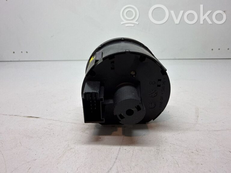 3b087d558f911de56aafb841f2ab0b3e-8dff64277d6400f0a35e3b6804aaec4a_light_switch