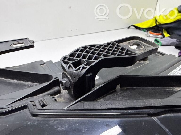 72a5fddf606bb856520eb1317cb8ecc1-3345b71c0c6a5ff5d4724be75f7229ef_headlight_headlamp