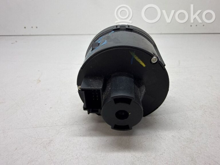 9128c1c5b532ca42164cf5c9e3be459d-02889cd7e57b3cc60a6eb42229493362_light_switch