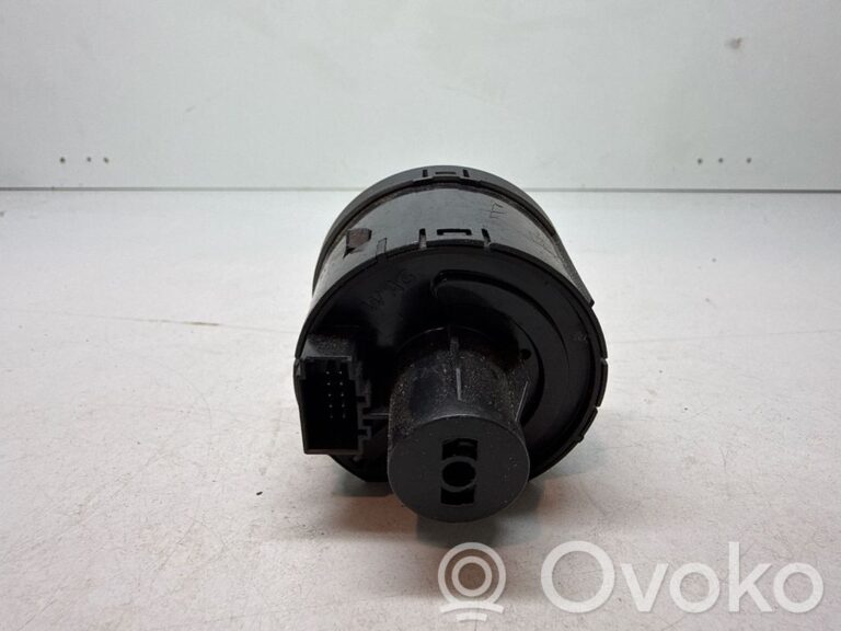 99b9585ada4376f8be1eb96dd1dba22e-674793b9a609ecfcfe4e2a4600db5feb_light_switch