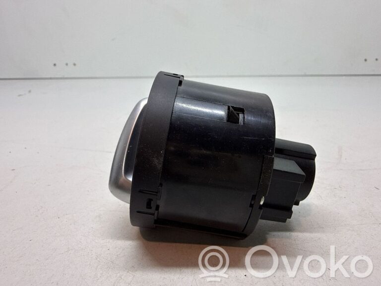 cae9500fff0324d2258f7cb9b3707152-8aa31d246f2691ca0f0aa5672af84d05_light_switch
