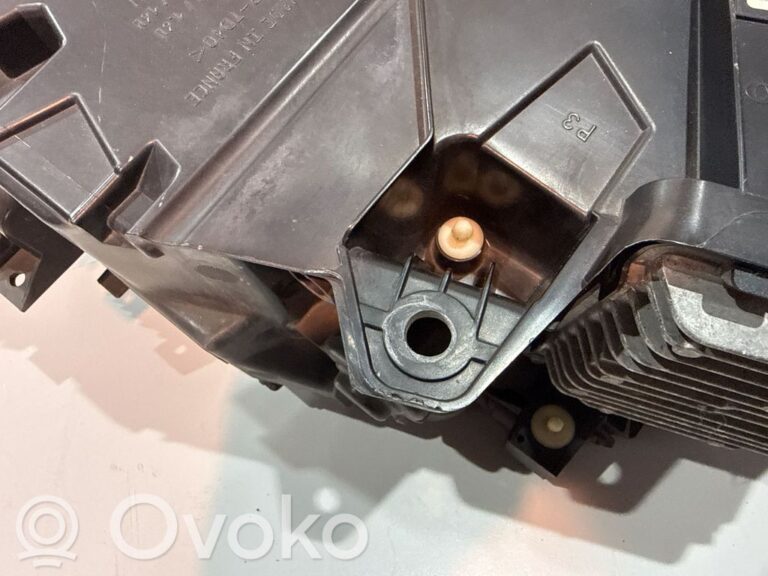 f2da30f30e82e647e96ce285526c51f4-14eee0c729986eea4d7b721f60b4e8bb_headlight_headlamp